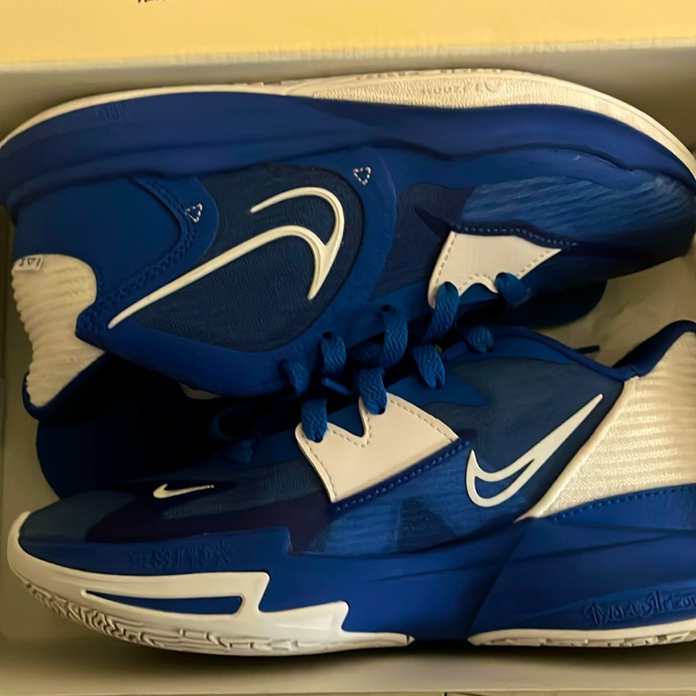 Kyrie low 5,game royal